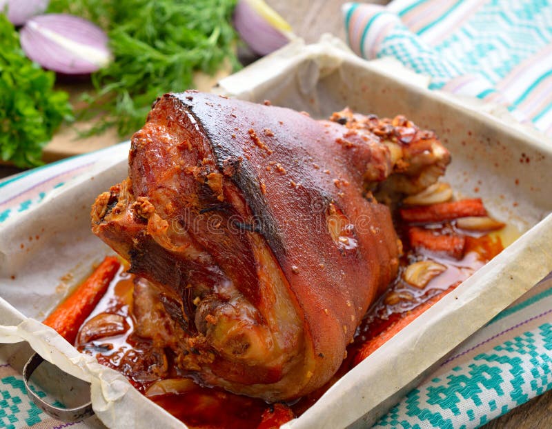 Ciolan de porc cu legume pe o tavă de copt royalty free stock image