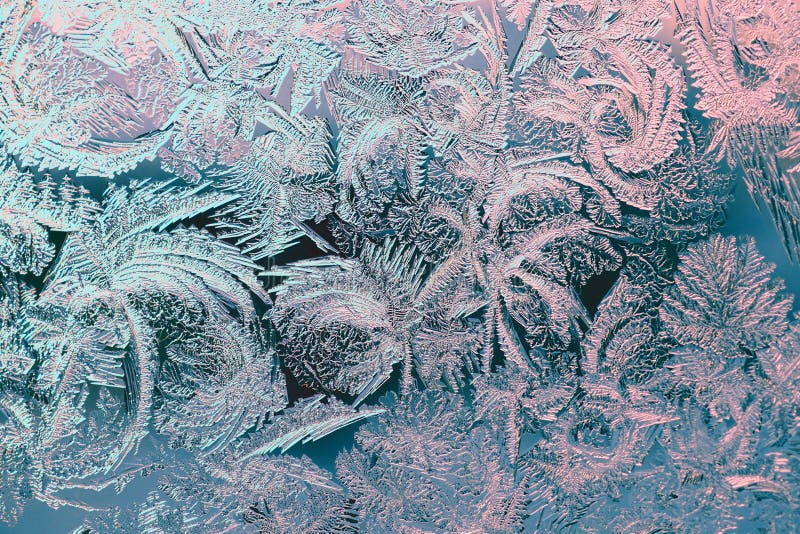 Eisblume auf Fensterglas im Winter. ein Tracery von Magic fantastischen Pflanzen. Zurückgehung und Blätter auf Eiskristalle. abget