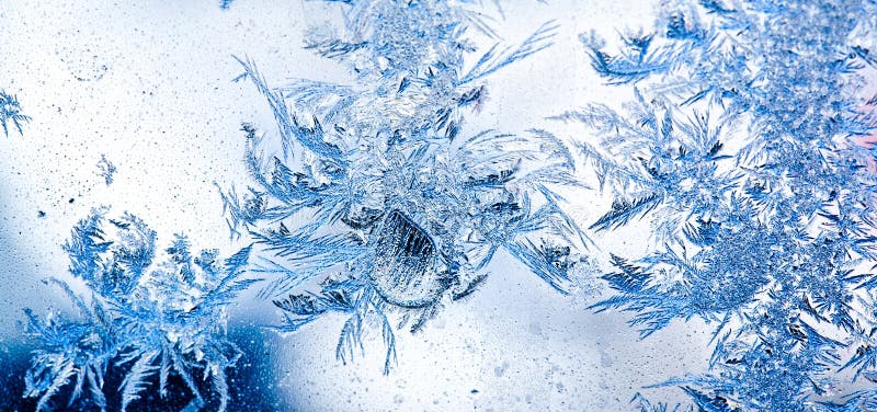 Eisblumen auf Fenster stockfoto. Bild von blau, gefroren