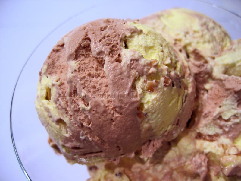 Viel Eiscreme 2 stockbild. Bild von erdbeere, braun, vanille - 1077735