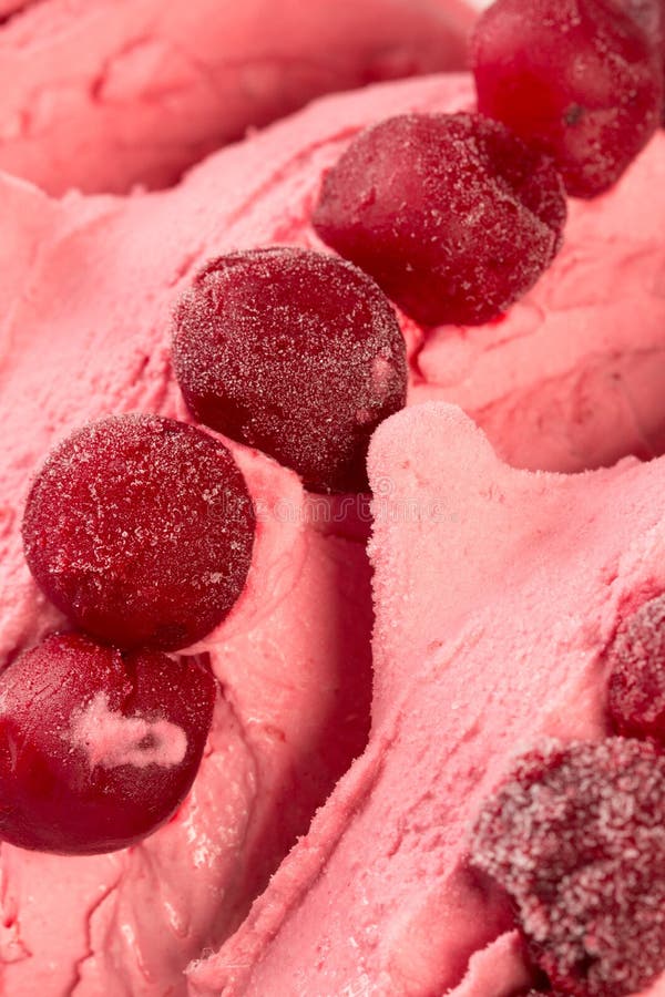 Eiscreme mit gefrorenen Kirschen lizenzfreies stockfoto Eiscreme mit gefrorenen Kirschen lizenzfreies stockfoto
