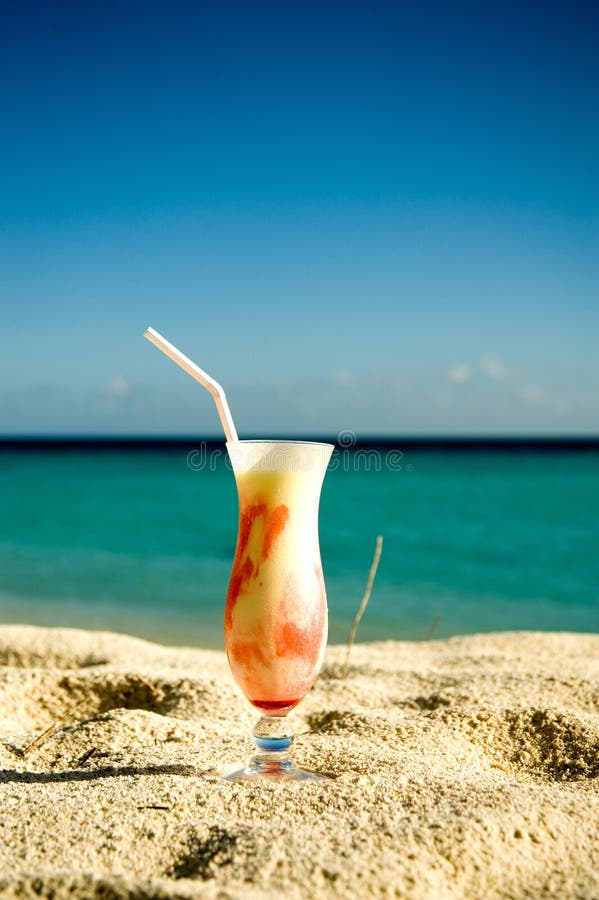 Eiscremecocktail auf dem Sand stockfoto Eiscremecocktail auf dem Sand stockfoto