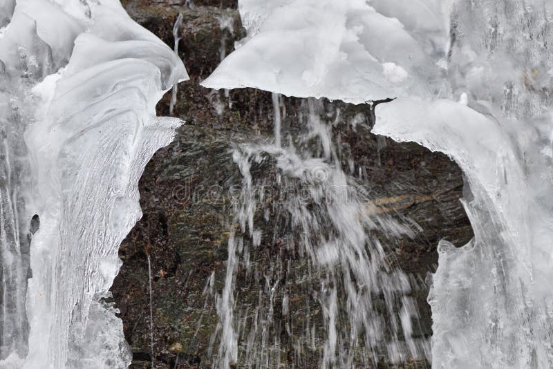 Eiseiszapfen hängen an den Gebirgsfelsen an einem kalten Wintertag mit wat lizenzfreie stockfotografie Eiseiszapfen hängen an den Gebirgsfelsen an einem kalten Wintertag mit wat lizenzfreie stockfotografie