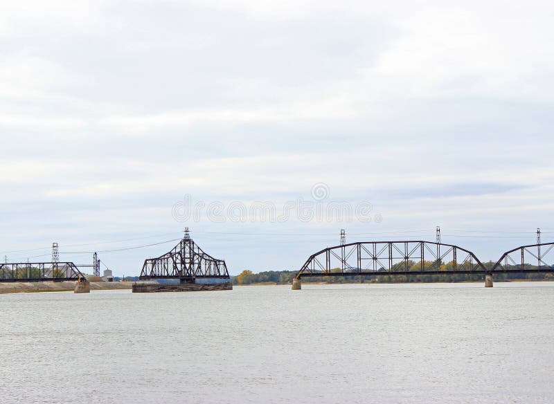 Eisenbahn-Brücke auf Fluss Mississipi lizenzfreie stockfotografie Eisenbahn-Brücke auf Fluss Mississipi lizenzfreie stockfotografie