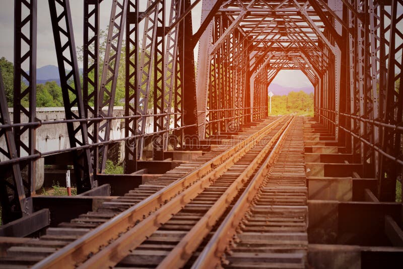 Eisenbahn für Hochgeschwindigkeitszug zwischen Stadt Eisenbahn mit Tunnelstruktur für Kreuz der Fluss Bauingenieurplan zur Wartun stockfotos Eisenbahn für Hochgeschwindigkeitszug zwischen Stadt Eisenbahn mit Tunnelstruktur für Kreuz der Fluss Bauingenieurplan zur Wartun stockfotos