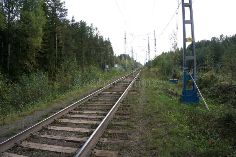 Eisenbahn und schöner Himmel bei Sonnenuntergang Industrielandschaft mit Bahnhof, bunter blauer Himmel mit roten Wolken, Bäume un lizenzfreie stockfotos Eisenbahn und schöner Himmel bei Sonnenuntergang Industrielandschaft mit Bahnhof, bunter blauer Himmel mit roten Wolken, Bäume un lizenzfreie stockfotos