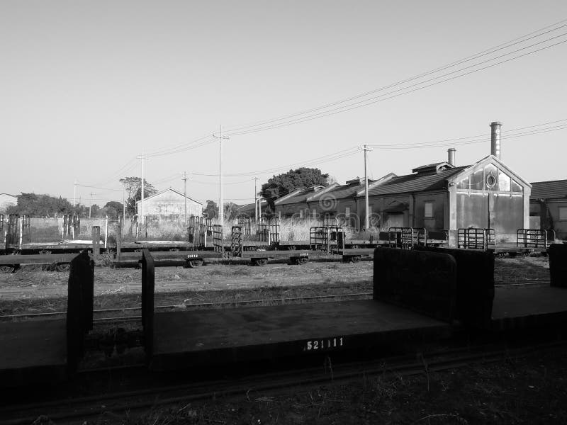 Eisenbahn, Zugwarenkorb und Lager dazu lizenzfreie stockbilder Eisenbahn, Zugwarenkorb und Lager dazu lizenzfreie stockbilder