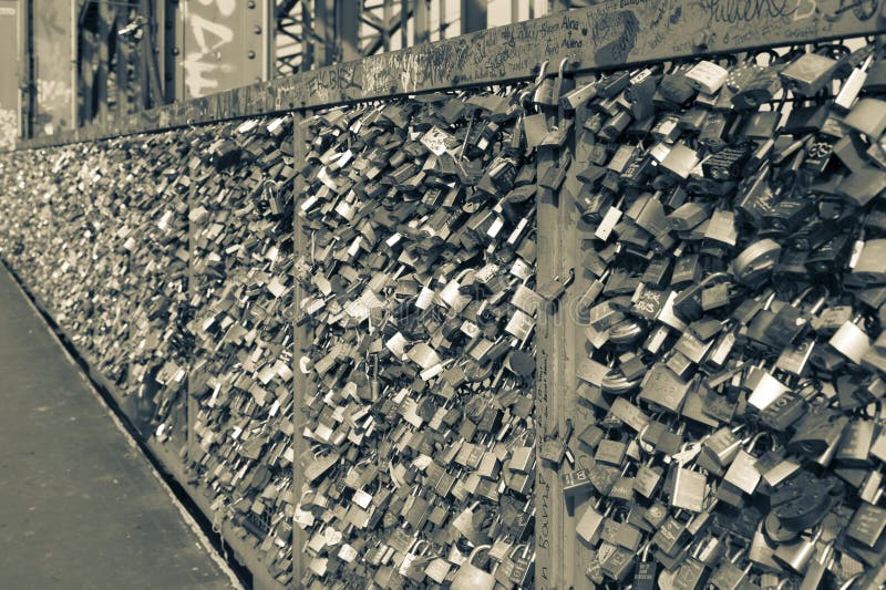 Eisenbahnbrücke Hohenzollern in Köln oder berühmte Köln-` s Liebes-Verschluss-Brücke mit Tausenden padlocks nach links durch Lieb stockfoto Eisenbahnbrücke Hohenzollern in Köln oder berühmte Köln-` s Liebes-Verschluss-Brücke mit Tausenden padlocks nach links durch Lieb stockfoto