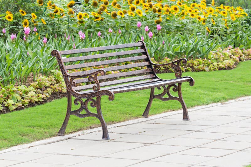 Eisenbank in einem Park stockfoto. Bild von garten