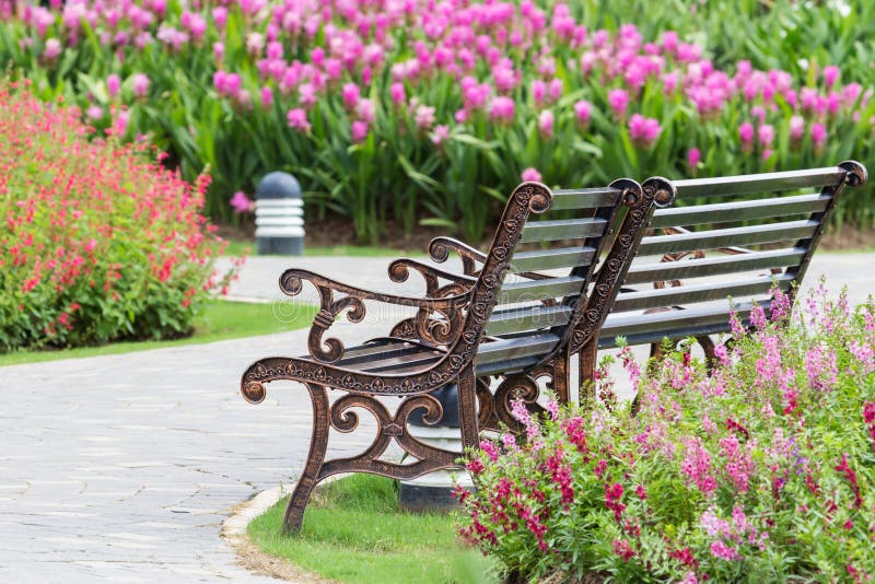 Eisenbank in einem Park stockfoto. Bild von garten