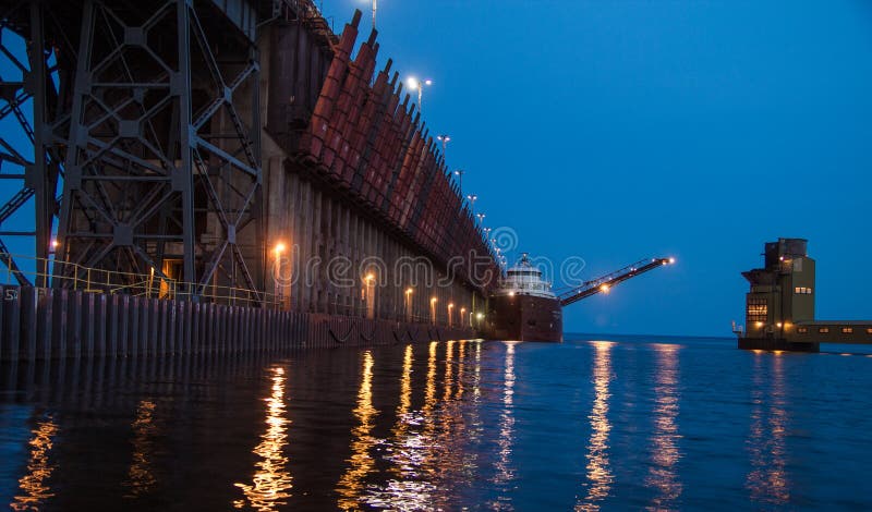 Eisenerz-Dock mit Frachter