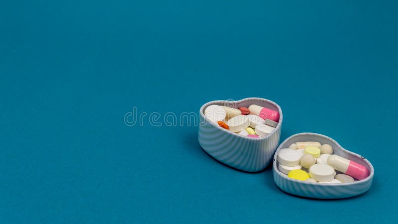 Nahaufnahme Ovale Blaue Und Graue Tabletten Auf Einem Weißen