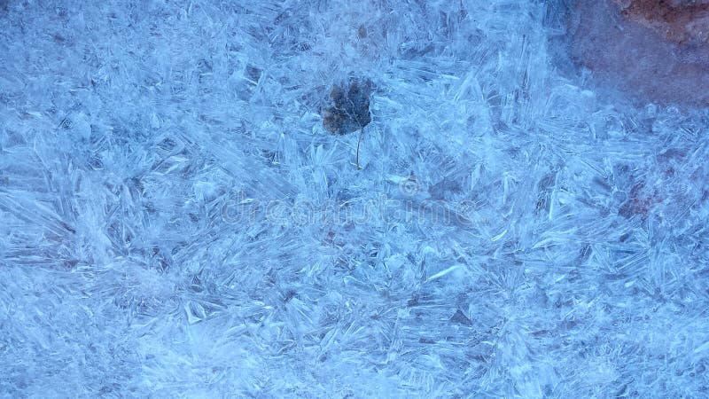 Eisiges blaues Muster von den Eiskristallen gebildet über einem Wüsten-Strom lizenzfreies stockbild Eisiges blaues Muster von den Eiskristallen gebildet über einem Wüsten-Strom lizenzfreies stockbild