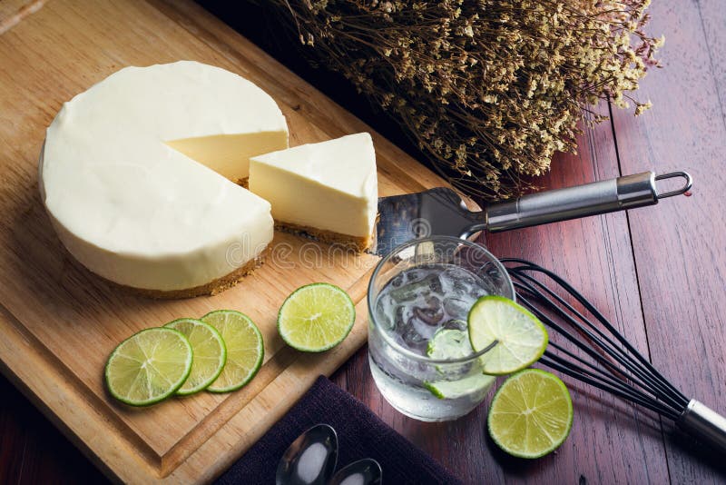 Eiskastenkäsekuchen mit Zitrone und Zitronensaft auf Holztisch. selbst gemachter Käsekuchen