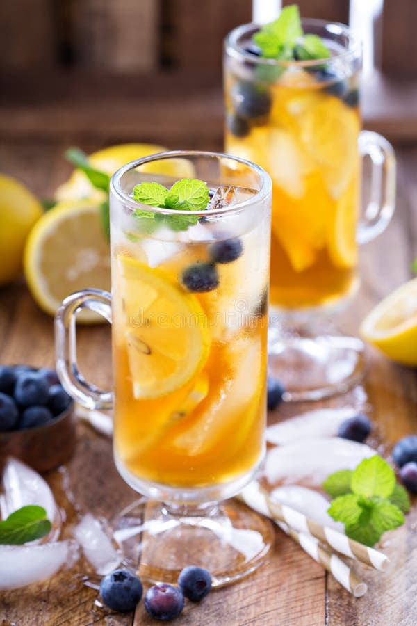 Eistee mit Blaubeeren und Zitronenscheiben stockfotos Eistee mit Blaubeeren und Zitronenscheiben stockfotos