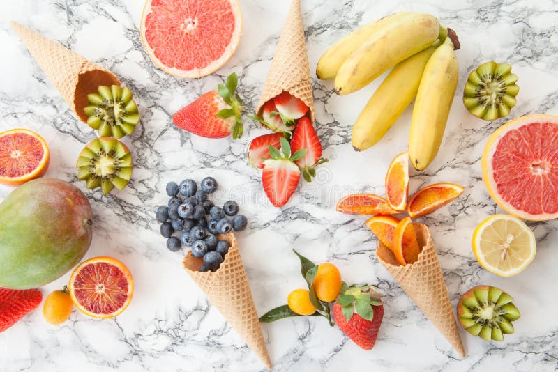 Eistüten mit frischen Früchten stockfotos Eistüten mit frischen Früchten stockfotos
