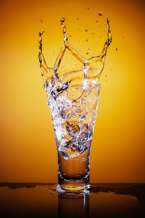 Eiswürfel, die in Glas Wasser spritzen stockbilder Eiswürfel, die in Glas Wasser spritzen stockbilder