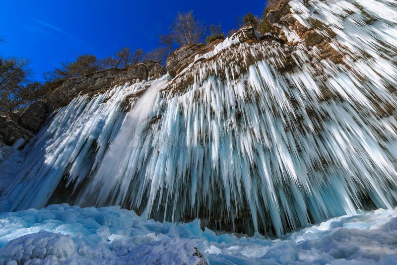 Eiszapfen, die vom Felsen durch den Pericnik-Wasserfall hängen stockfotos Eiszapfen, die vom Felsen durch den Pericnik-Wasserfall hängen stockfotos