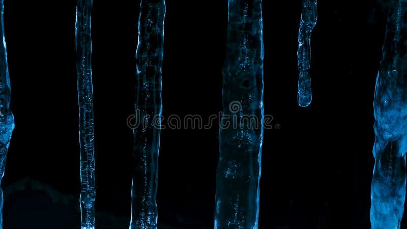 Eiszapfen nachts gegen die Dunkelheit des Waldes und der Winterdämmerung lizenzfreies stockbild Eiszapfen nachts gegen die Dunkelheit des Waldes und der Winterdämmerung lizenzfreies stockbild