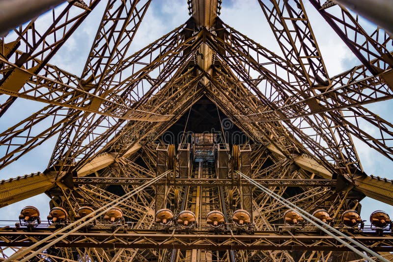 Eixo de elevador na torre Eiffel em um tiro largo do ângulo foto de stock royalty free Eixo de elevador na torre Eiffel em um tiro largo do ângulo foto de stock royalty free
