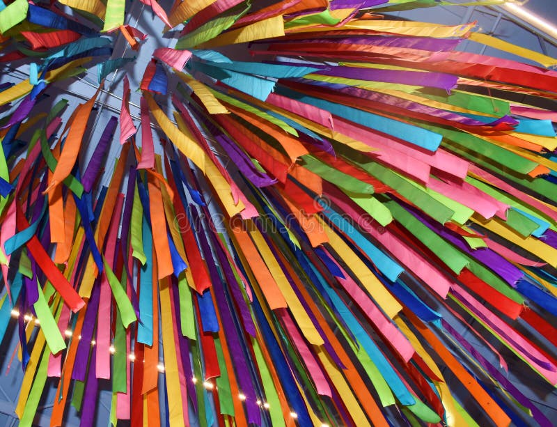 Ejecuciones coloridas de la pared y del techo con las tiras de tela clasificada imágenes de archivo libres de regalías Ejecuciones coloridas de la pared y del techo con las tiras de tela clasificada imágenes de archivo libres de regalías