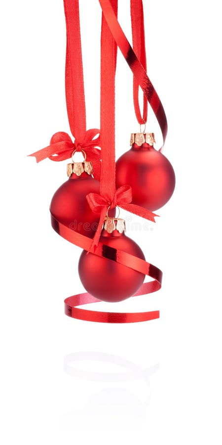 Ejecución de la bola de la Navidad de tres rojos con el arco de la cinta aislado imagen de archivo Ejecución de la bola de la Navidad de tres rojos con el arco de la cinta aislado imagen de archivo