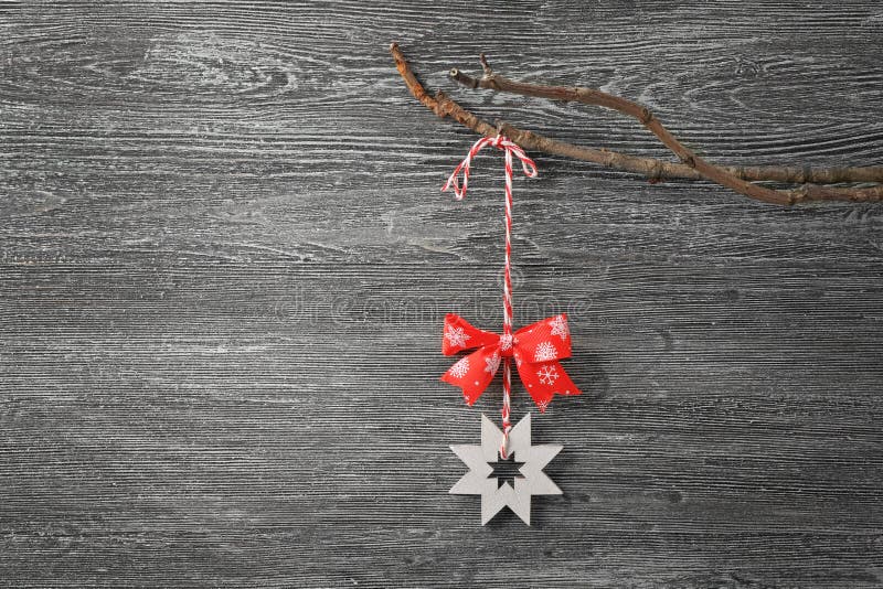 Ejecución de la decoración de la Navidad en rama contra de madera gris imagen de archivo Ejecución de la decoración de la Navidad en rama contra de madera gris imagen de archivo