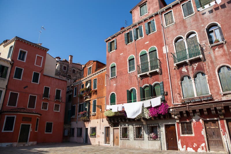 Ejecución del lavadero fuera de una fachada veneciana típica foto de archivo Ejecución del lavadero fuera de una fachada veneciana típica foto de archivo