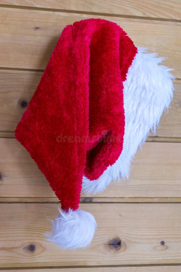 Ejecución del sombrero de Santa Claus de la Navidad en una clavija fotos de archivo libres de regalías Ejecución del sombrero de Santa Claus de la Navidad en una clavija fotos de archivo libres de regalías