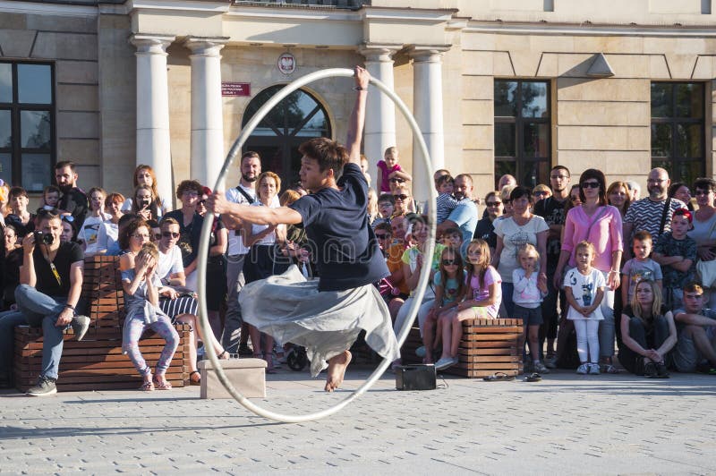 Ejecutante de la calle de LUBLIN, POLONIA 29 de julio de 2017 - en el festival de Carnaval Sztukmistrzow puesto en el espacio de foto de archivo Ejecutante de la calle de LUBLIN, POLONIA 29 de julio de 2017 - en el festival de Carnaval Sztukmistrzow puesto en el espacio de foto de archivo
