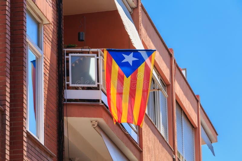 Ejemplo de una fachada del edificio en un área residencial con el catalán foto de archivo libre de regalías Ejemplo de una fachada del edificio en un área residencial con el catalán foto de archivo libre de regalías