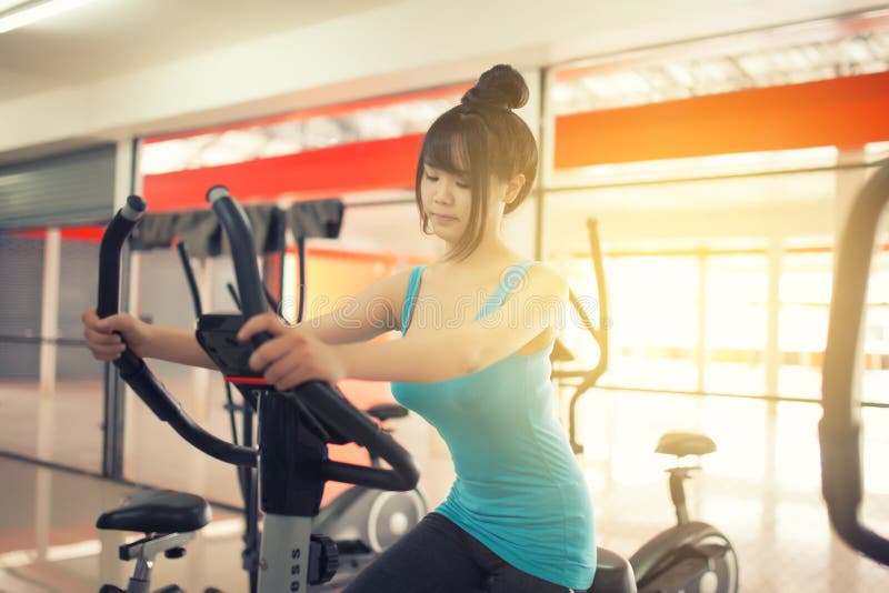 Ejercicio de la mujer joven en el gimnasio imagen de archivo libre de regalías Ejercicio de la mujer joven en el gimnasio imagen de archivo libre de regalías