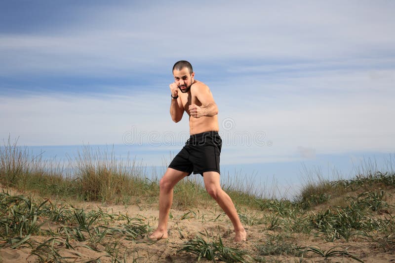 Ejercicio del instructor de los artes marciales al aire libre imágenes de archivo libres de regalías Ejercicio del instructor de los artes marciales al aire libre imágenes de archivo libres de regalías