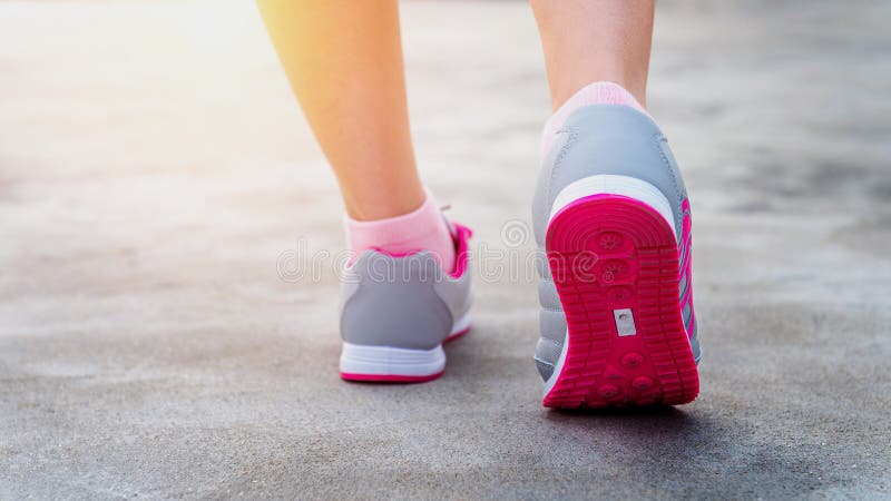 Ejercicio - primer de las zapatillas deportivas de la mujer, el activar femenino foto de archivo