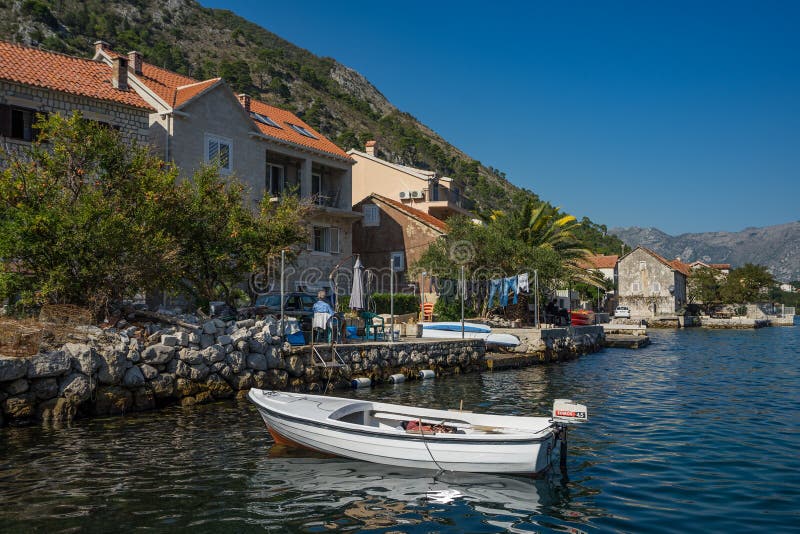 Eka som förtöjas på pir på sjösidan i den lilla Adriatiska havet staden Muo royaltyfria foton Eka som förtöjas på pir på sjösidan i den lilla Adriatiska havet staden Muo royaltyfria foton