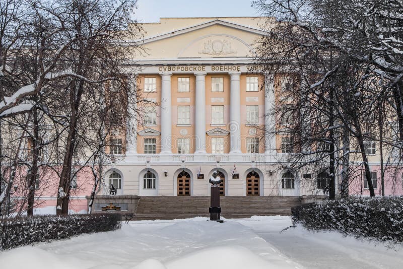 Ekaterimburgo, Sverdlovsk Rusia - 02 02 2019: El Ministerio de Defensa de la escuela militar de Ekaterimburgo Suvorov de la Feder imagen de archivo libre de regalías Ekaterimburgo, Sverdlovsk Rusia - 02 02 2019: El Ministerio de Defensa de la escuela militar de Ekaterimburgo Suvorov de la Feder imagen de archivo libre de regalías