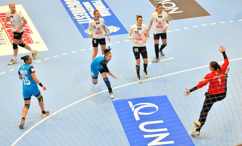 Ekaterina Vetkova, jugador de los ataques del CSM Bucarest durante el partido con MKS Selgros Lublin imagen de archivo libre de regalías Ekaterina Vetkova, jugador de los ataques del CSM Bucarest durante el partido con MKS Selgros Lublin imagen de archivo libre de regalías