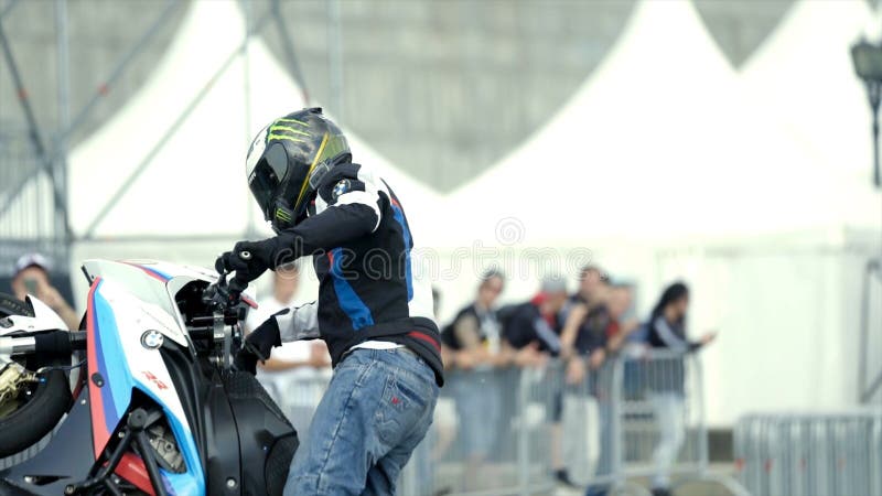 Ekaterinbourg, Russie-août 2019 : Un pilote professionnel du freestyle moto joue des cascades Action Les cascades excitantes de photographie stock Ekaterinbourg, Russie-août 2019 : Un pilote professionnel du freestyle moto joue des cascades Action Les cascades excitantes de photographie stock