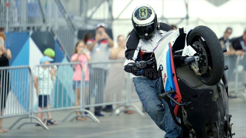 Ekaterinbourg, Russie-août 2019 : Un pilote professionnel du freestyle moto joue des cascades Action Les cascades excitantes de photo libre de droits Ekaterinbourg, Russie-août 2019 : Un pilote professionnel du freestyle moto joue des cascades Action Les cascades excitantes de photo libre de droits
