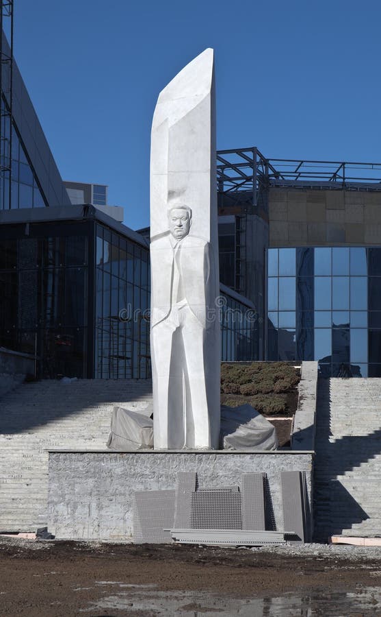 EKATERINBURG, RUSSLAND - 19. MÄRZ 2015: Foto des Monuments zu Boris Yeltsin stockfoto EKATERINBURG, RUSSLAND - 19. MÄRZ 2015: Foto des Monuments zu Boris Yeltsin stockfoto