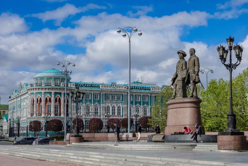 Ekaterinburg Rússia - em junho de 2018 monumento a Tatishchev e a De Genninou e yanova do ` de Dom Sevast em Ekaterinburg 2018