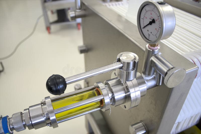 Ekologisk extra jungfrulig olivoljaproduktion med modern teknologi royaltyfria bilder Ekologisk extra jungfrulig olivoljaproduktion med modern teknologi royaltyfria bilder