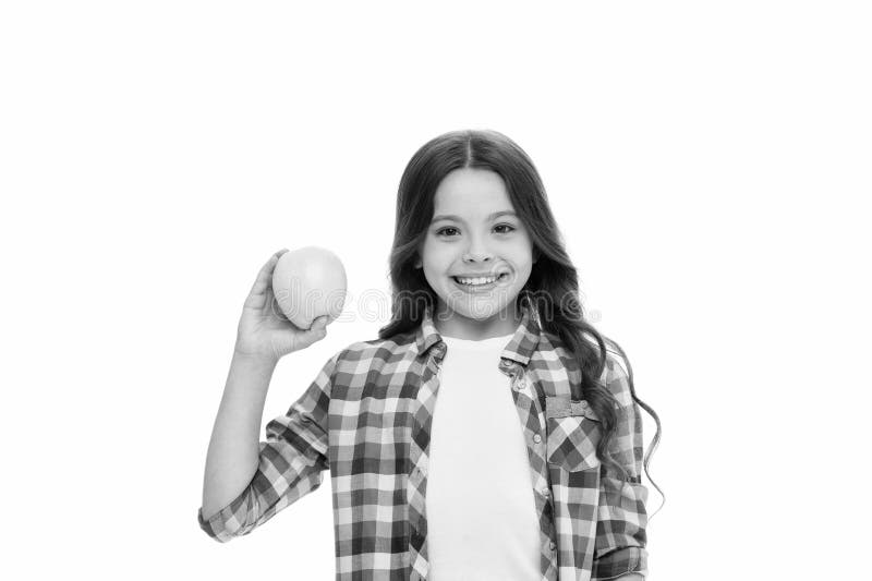 Ekologiska livsmedel. äppelvitaminsnack. söt, söt laffande äppelfruktvit bakgrund. Barnflickans tillfälliga kläder innehåller äppl royaltyfri fotografi