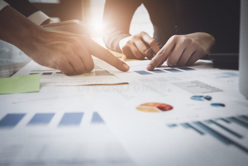 Ekonomiczne biznesowe dyskusje, biznes drużyna analizuje planować marketingowego pojęcie z używać komputer, dochodów wykresy i ma obraz royalty free Ekonomiczne biznesowe dyskusje, biznes drużyna analizuje planować marketingowego pojęcie z używać komputer, dochodów wykresy i ma obraz royalty free