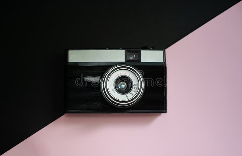 Ekranowa retro kamera na czerni i menchii tle 8 obraz royalty free Ekranowa retro kamera na czerni i menchii tle 8 obraz royalty free