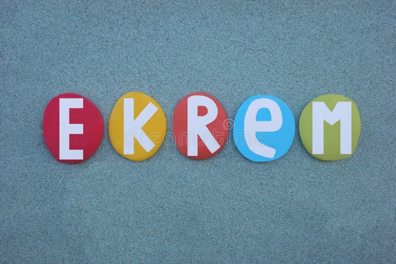 Ekrem turkish masculine prénom texte créatif composé de lettres en pierre multicolore sur le sable vert illustration stock