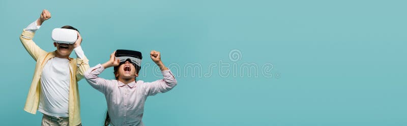 Ekscytujące dzieci grające w gry wideo fotografia royalty free