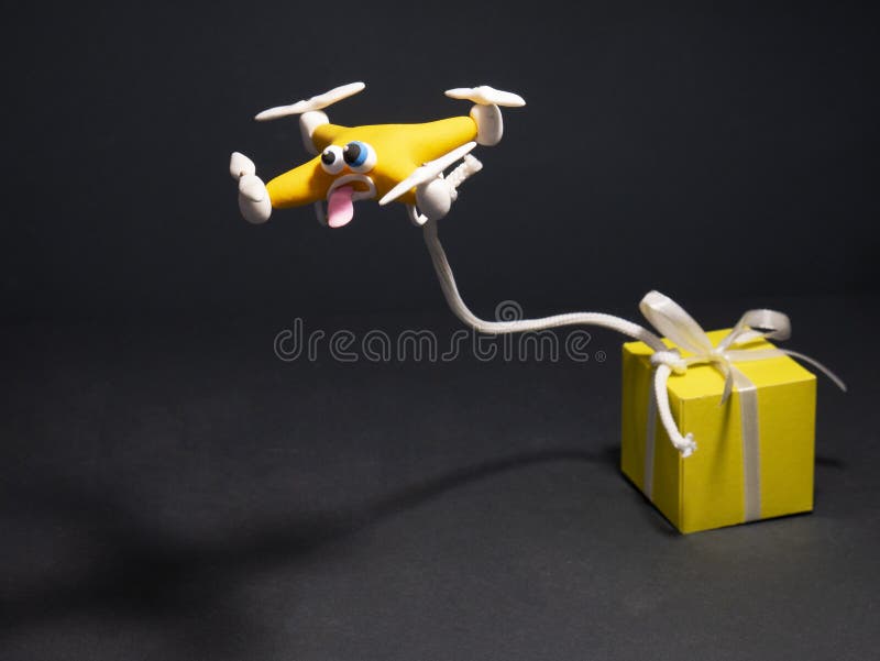 El abejón cerca para arriba del quadrocopter con el paquete cansado fotos de archivo El abejón cerca para arriba del quadrocopter con el paquete cansado fotos de archivo