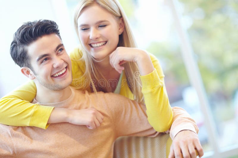El abrazo del amor y la pareja feliz en casa por el apoyo a la conexión o reírse de la divertida conversación juntos. sonreír y imagenes de archivo