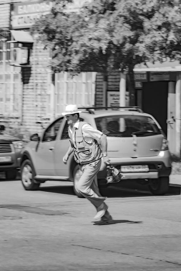 El abuelo va manera fotografía de archivo El abuelo va manera fotografía de archivo
